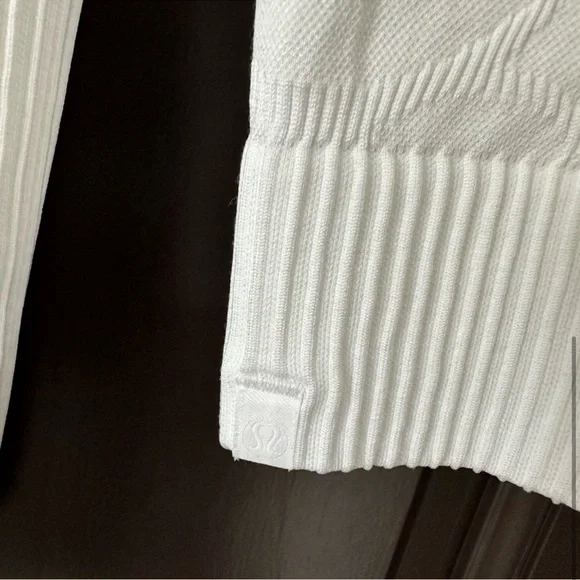 Lululemon Rest Less Textured Floral White Long Sleeve Shirt 10 Crew Neck Top Tee - Picture 5 of 5